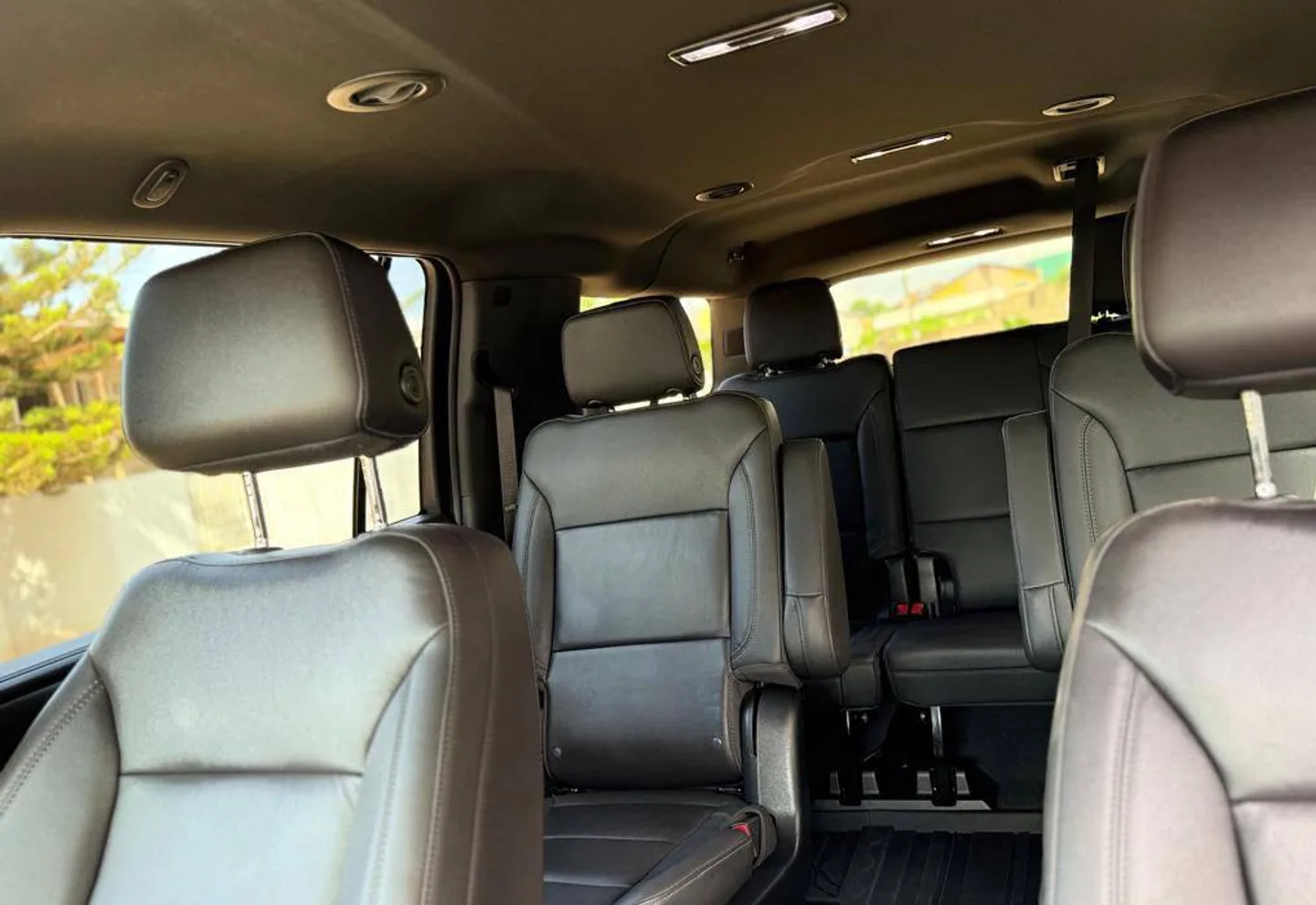 Chevrolet Suburban — view photo 2