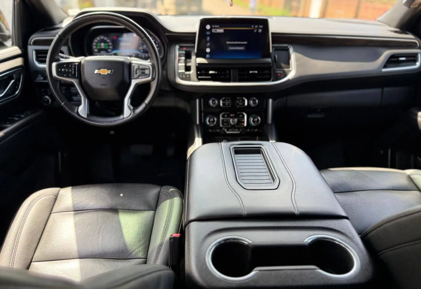 Chevrolet Suburban — view photo 3