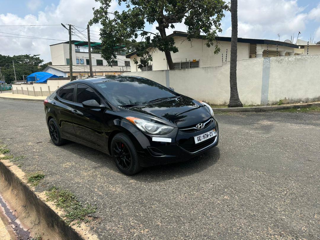 Hyundai Elantra — photo 1