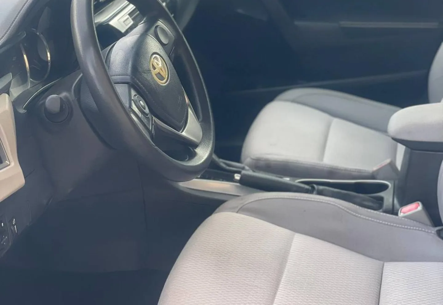 Toyota Corolla LE — view photo 3