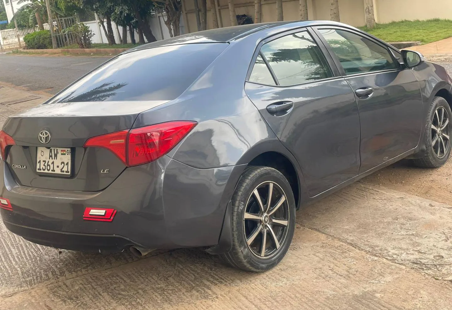 Toyota Corolla LE — view photo 4