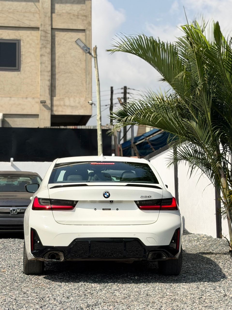 BMW 330i — view photo 6