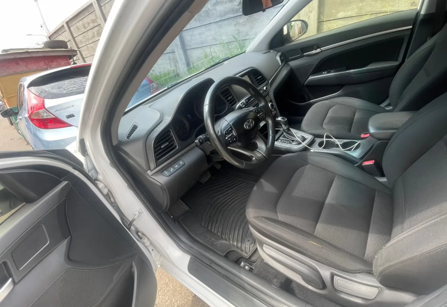 Hyundai Elantra — view photo 2