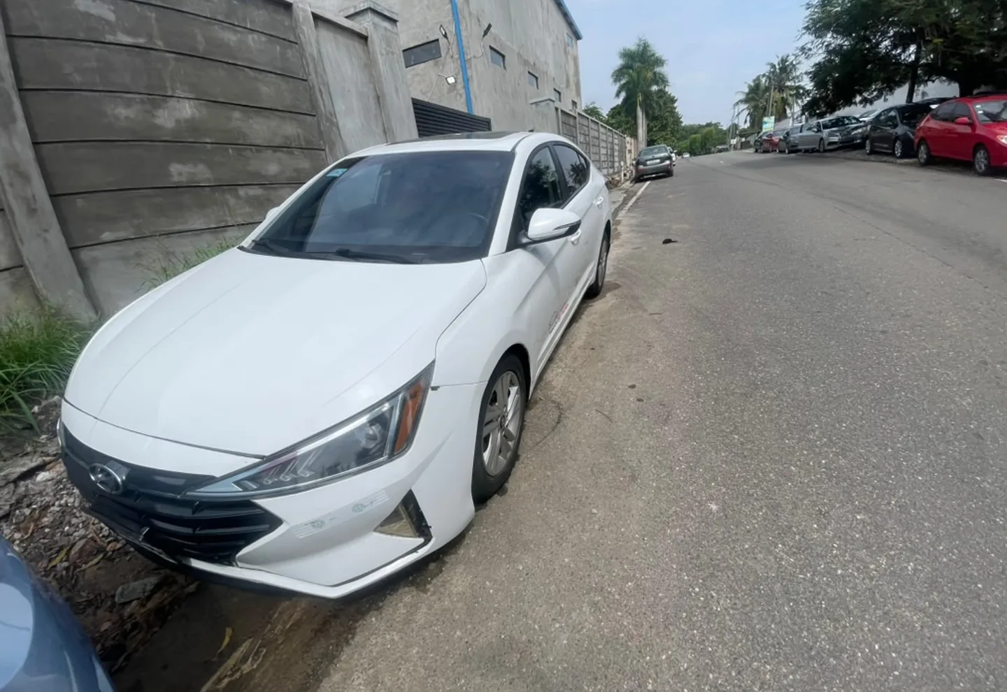 Hyundai Elantra — photo 1