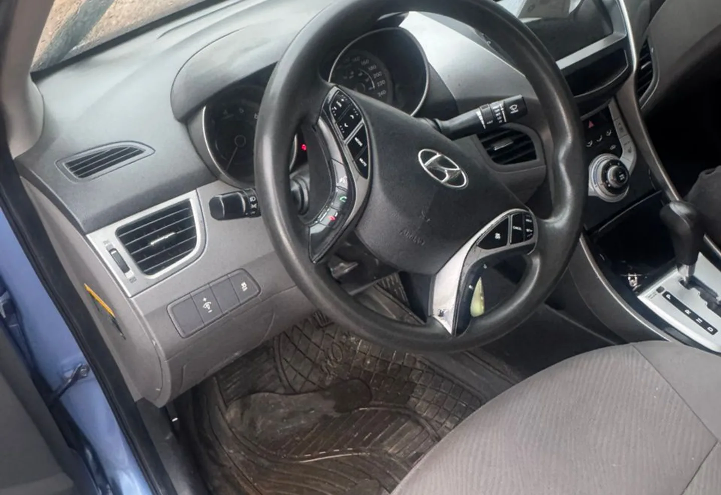 Hyundai Elantra — view photo 4