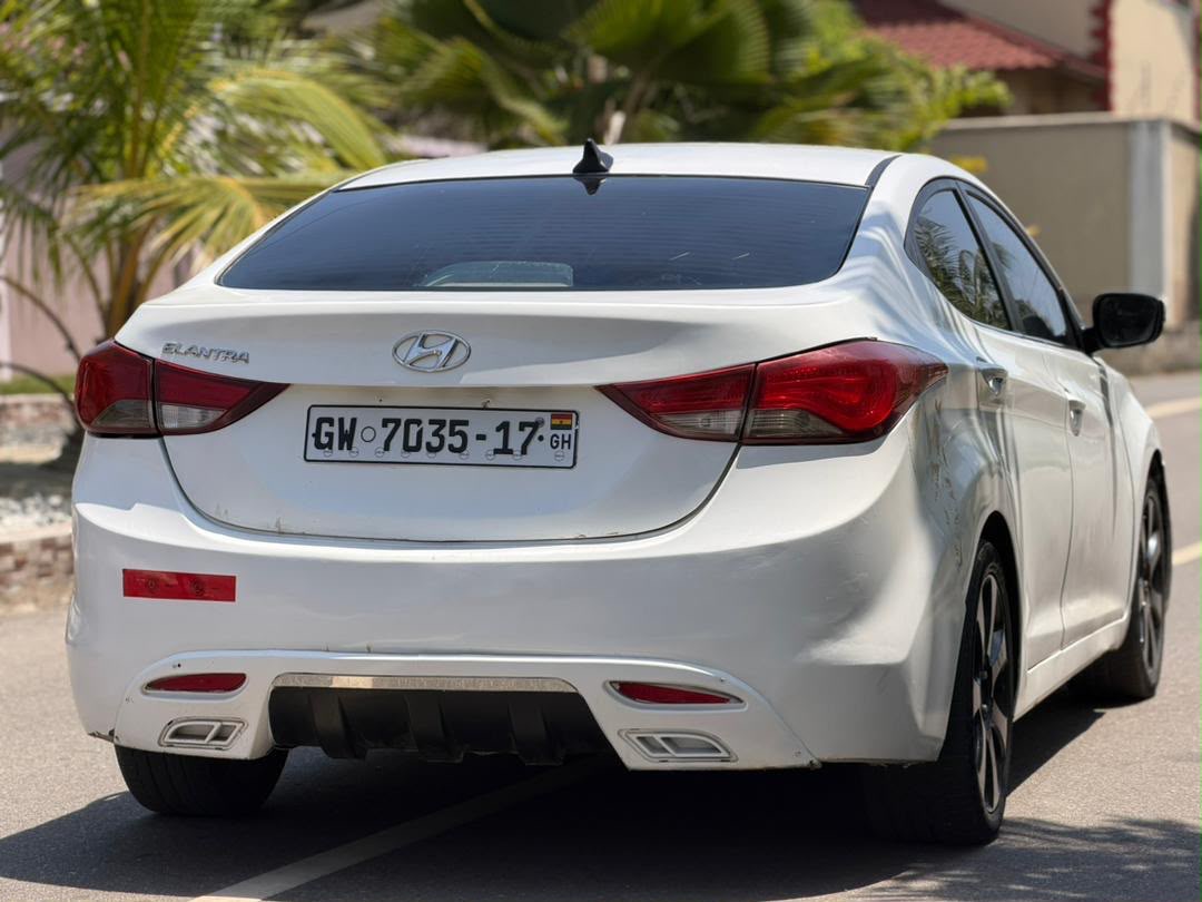 Hyundai Elantra — view photo 3