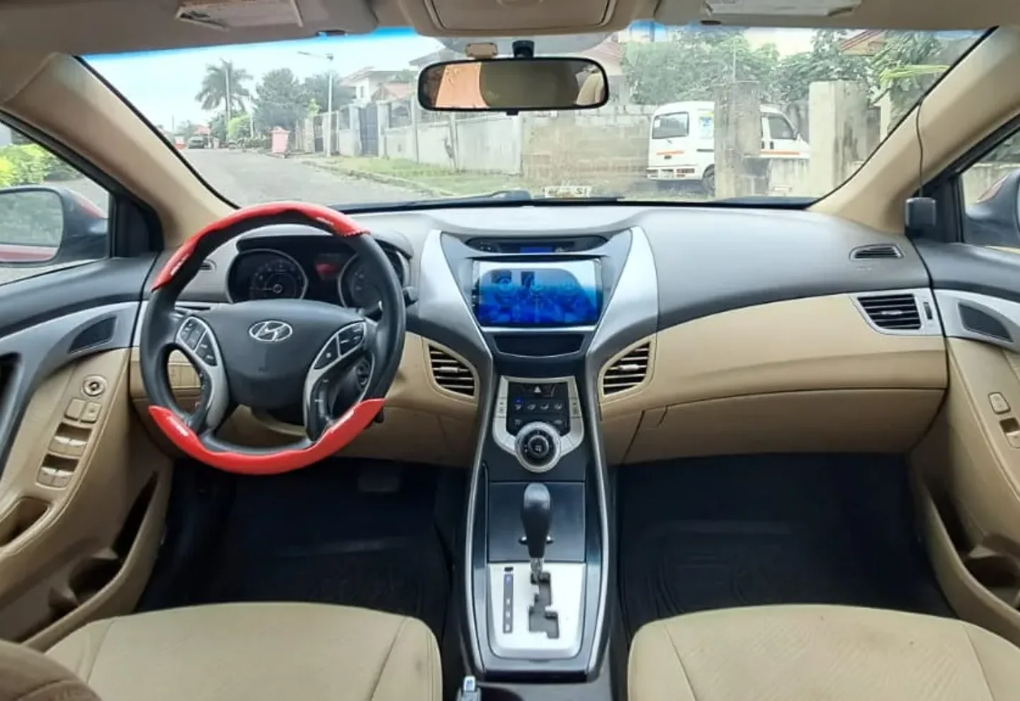 Hyundai Elantra — view photo 2
