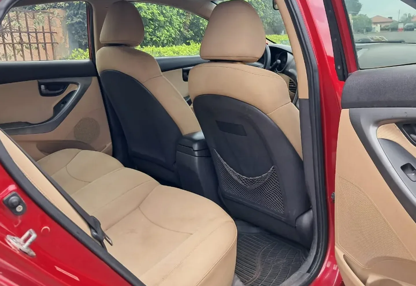 Hyundai Elantra — view photo 3