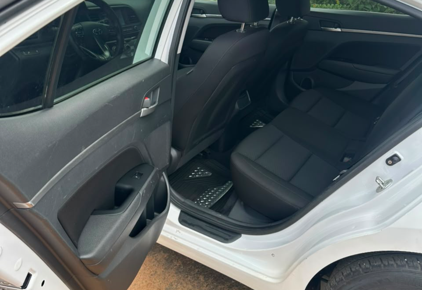 Hyundai Elantra — view photo 3