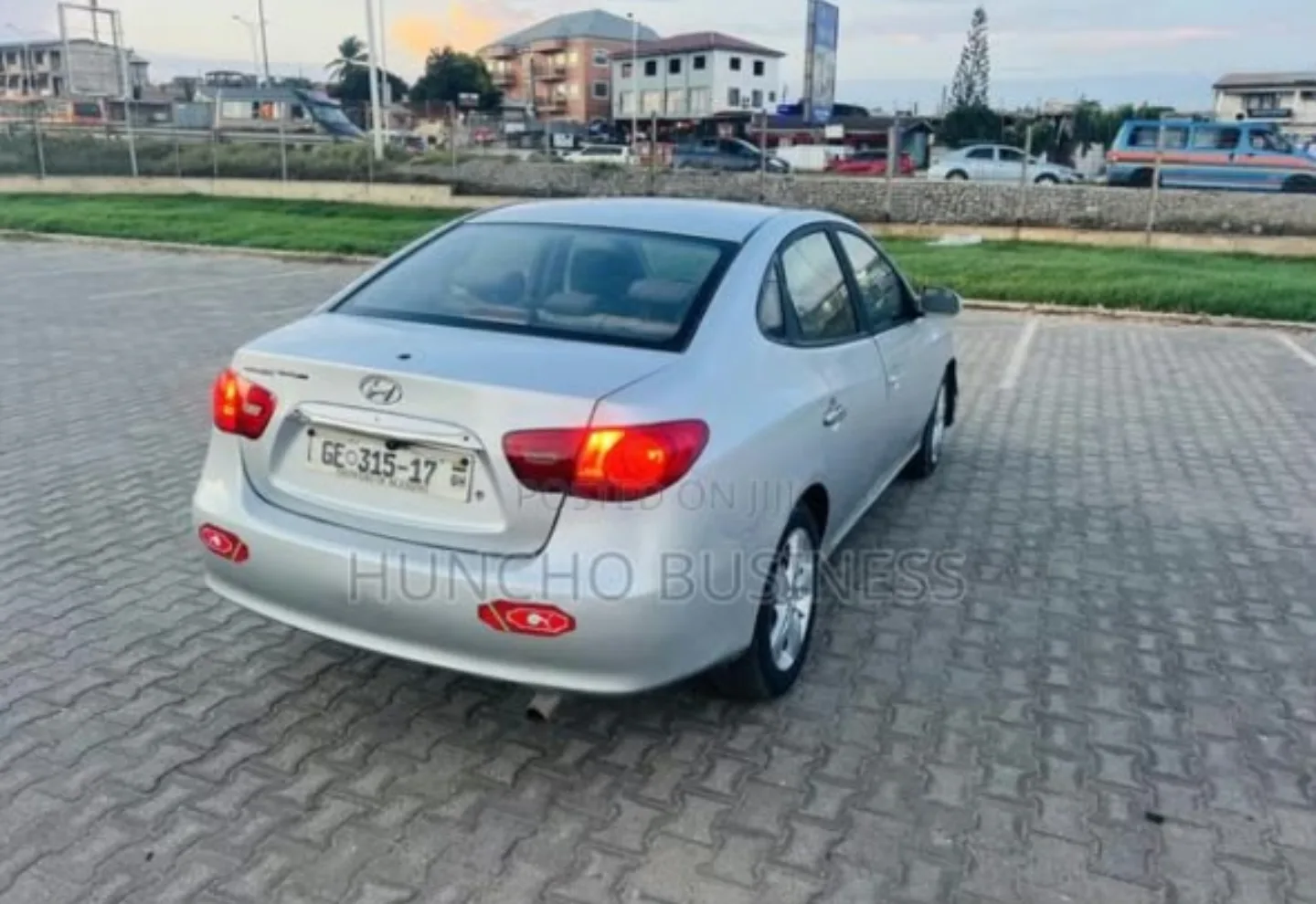 Hyundai Elantra — view photo 2