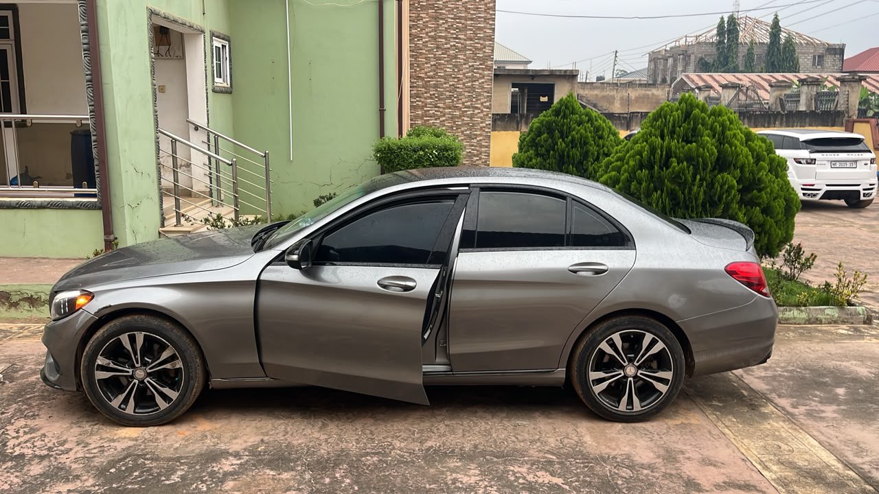 Mercedes Benz C300 — view photo 3