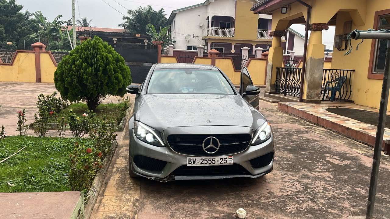 Mercedes Benz C300 — photo 1