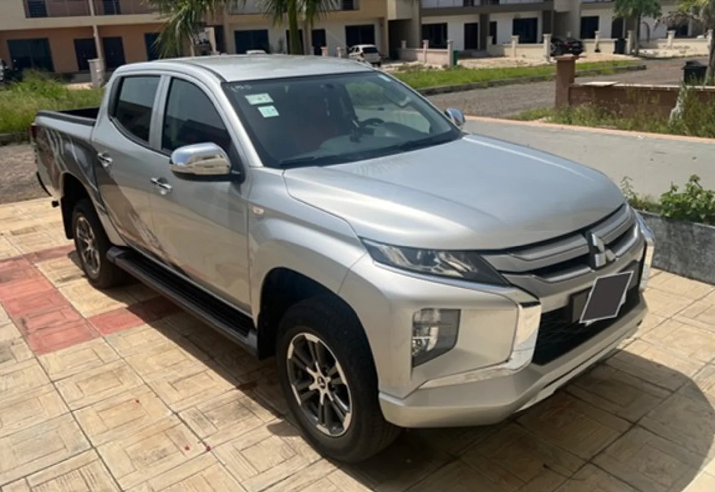 Mitsubishi L 200 Pick-up — photo 1