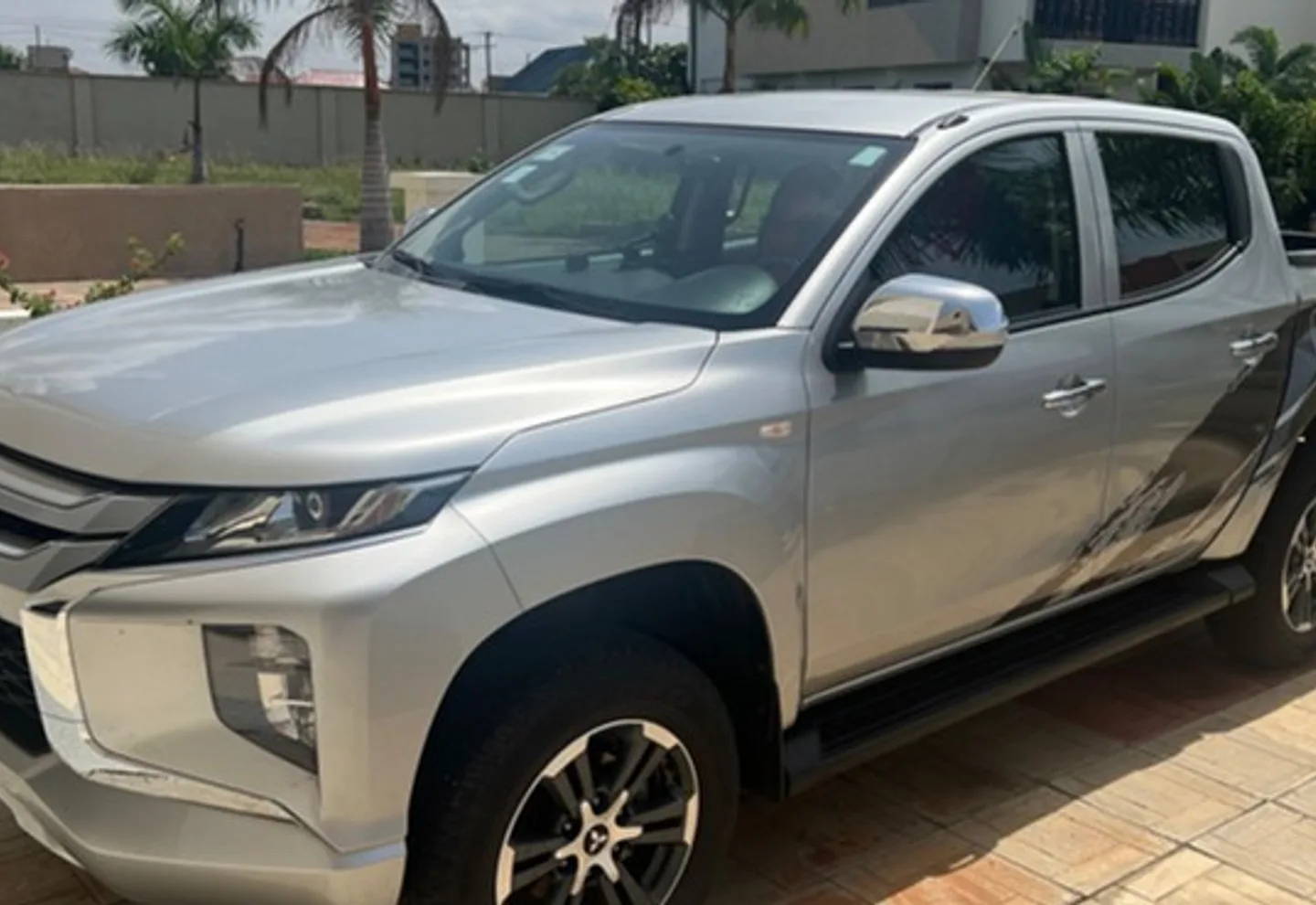 Mitsubishi L 200 Pick-up — view photo 2