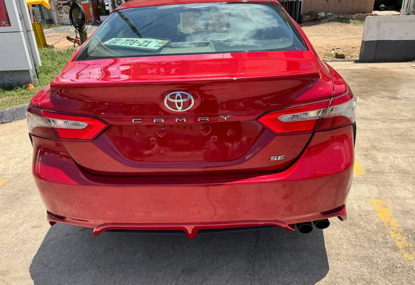 Toyota Camry SE — view photo 3