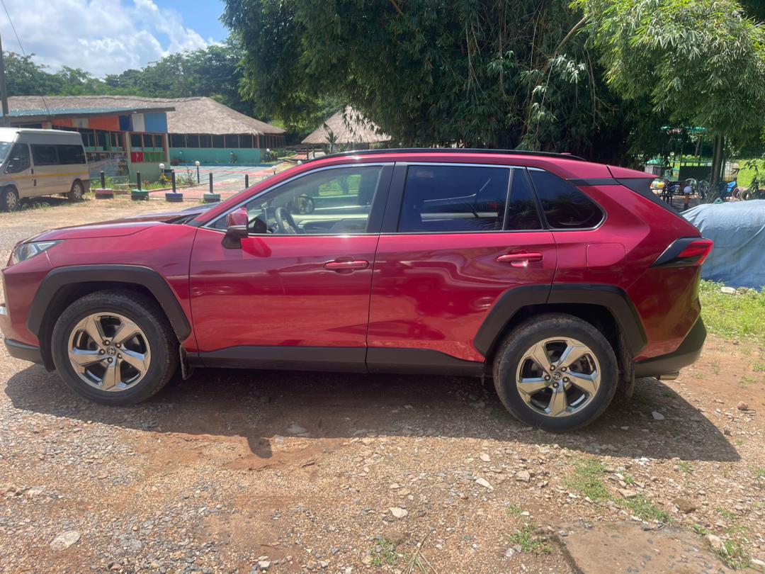 Toyota RAV 4 — photo 1