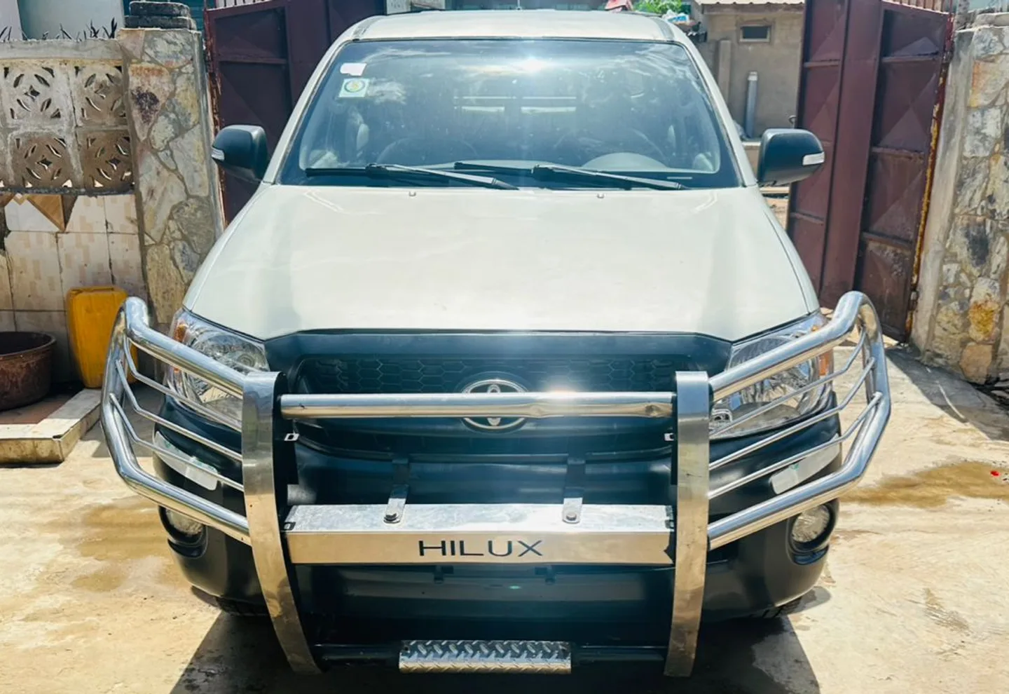 Toyota Hilux — photo 1