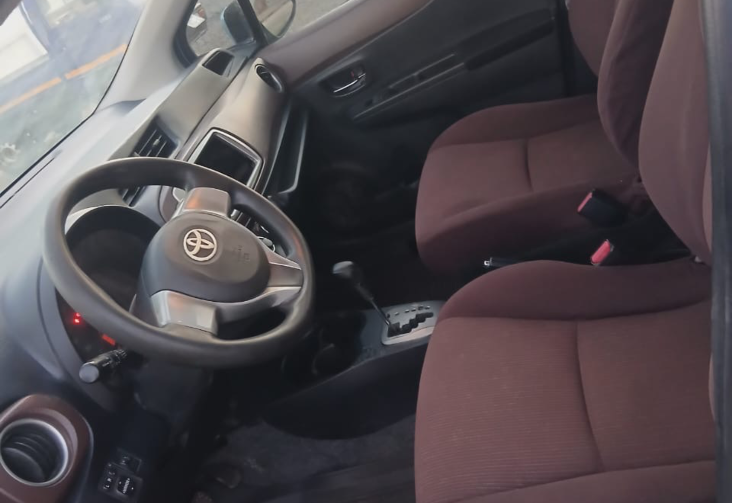 Toyota Vitz — view photo 2