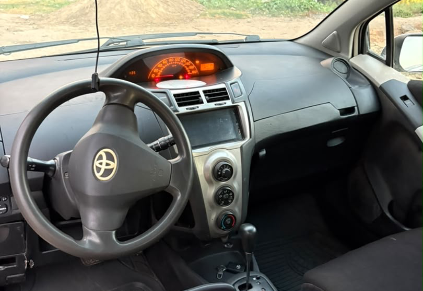 Toyota Vitz — view photo 2