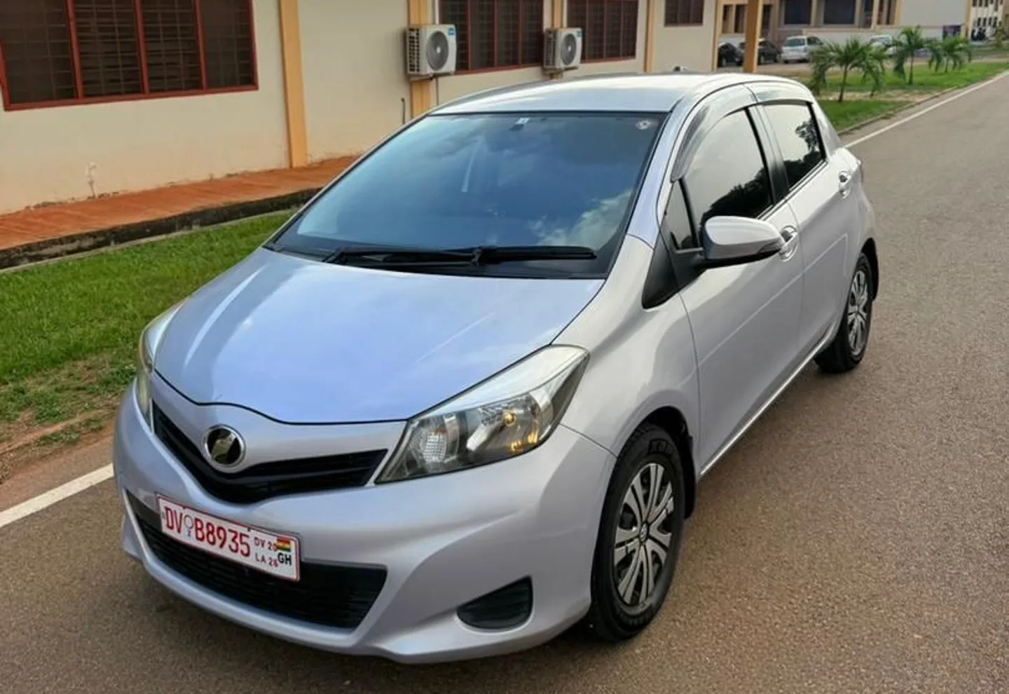 Toyota Vitz — photo 1